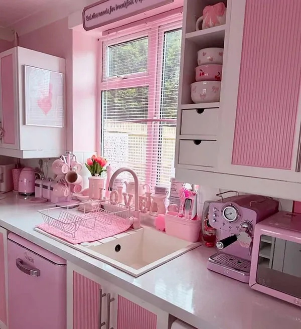 40 مدل دکوراسیون صورتی آشپزخانه کیوت؛ وقتی آشپزخونت تبدیل به یک فضای دلبرانه میشه! 30 Pink kitchen decoration 38