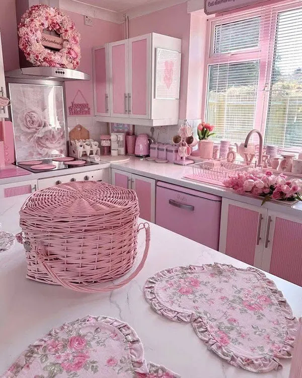 40 مدل دکوراسیون صورتی آشپزخانه کیوت؛ وقتی آشپزخونت تبدیل به یک فضای دلبرانه میشه! 8 Pink kitchen decoration 5
