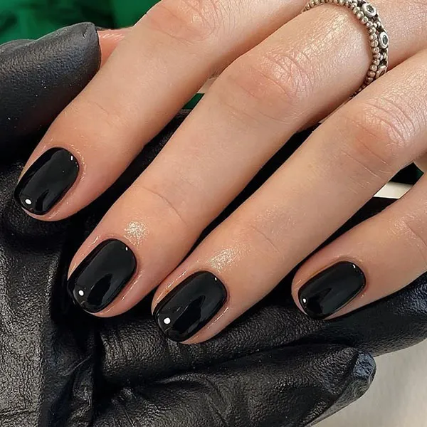 Short black nail design 17