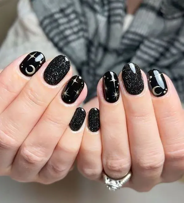 Short black nail design 21