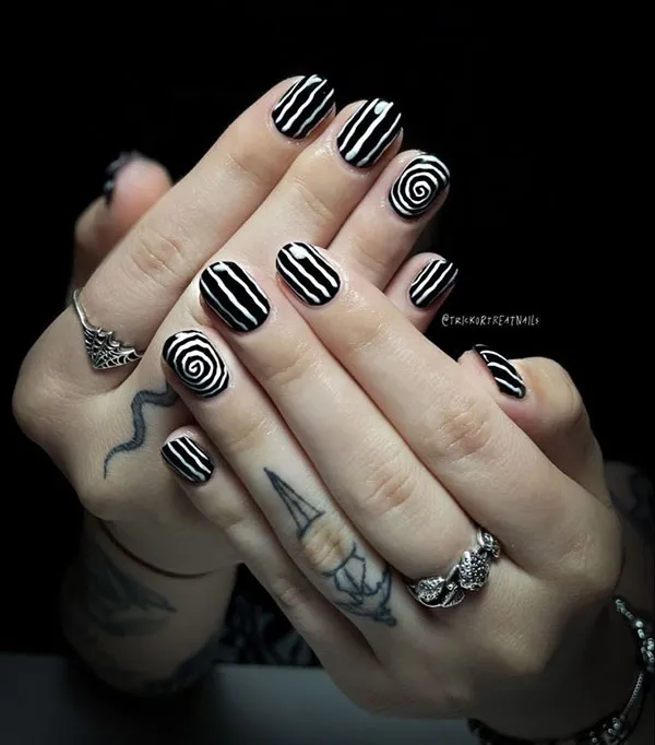 Short black nail design 32