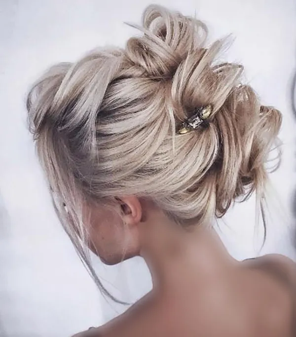 Sloppy high chignon model 11