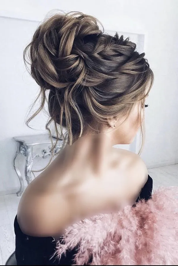Sloppy high chignon model 15