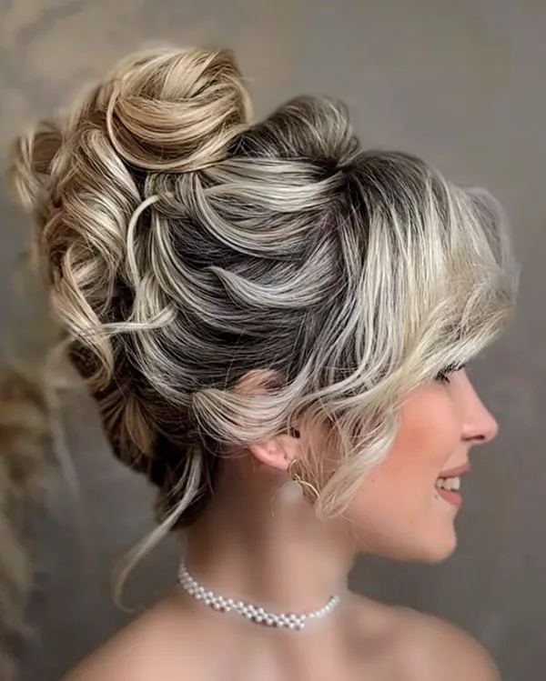Sloppy high chignon model 16