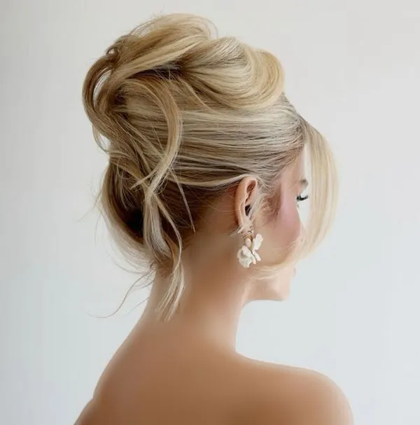 Sloppy high chignon model 18