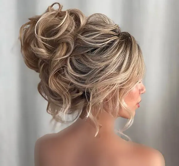 Sloppy high chignon model 19