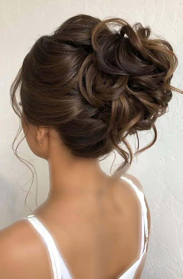 Sloppy high chignon model 20