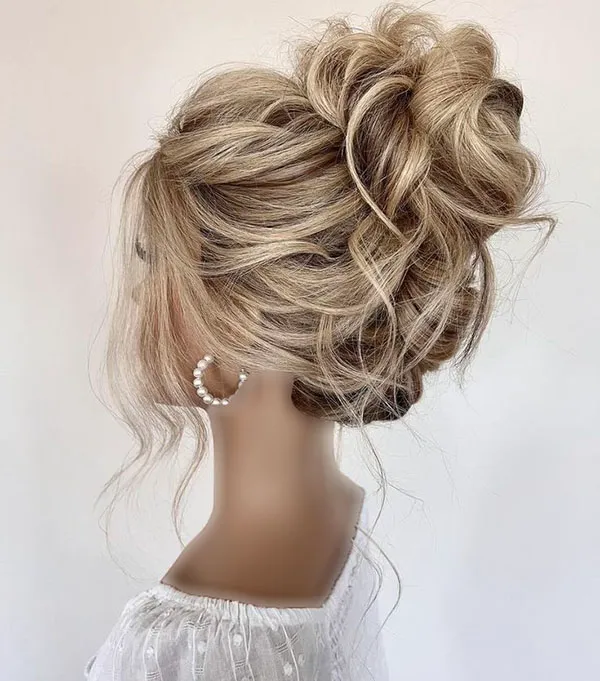 Sloppy high chignon model 25
