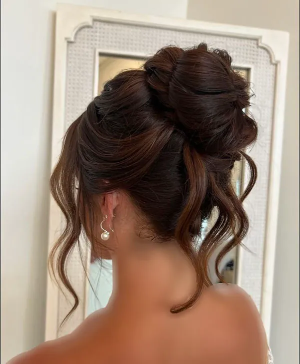 Sloppy high chignon model 26