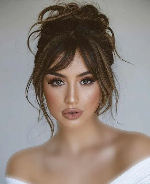Sloppy high chignon model 27
