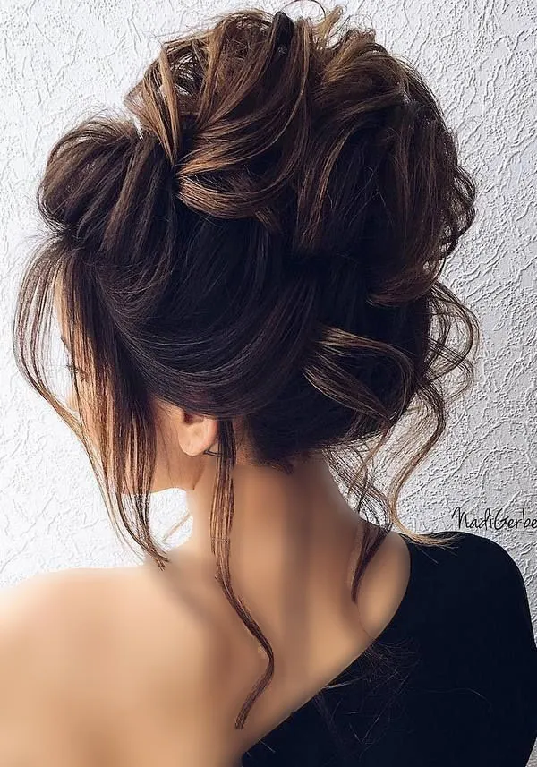 Sloppy high chignon model 29