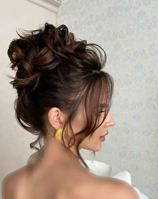 Sloppy high chignon model 30