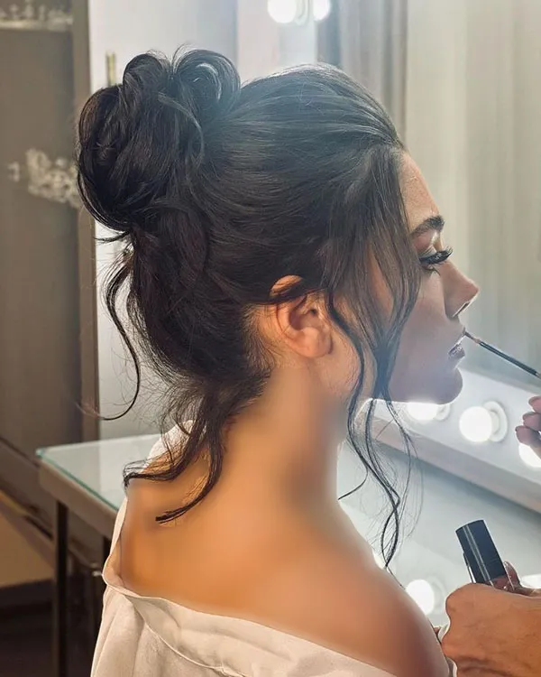 Sloppy high chignon model 6