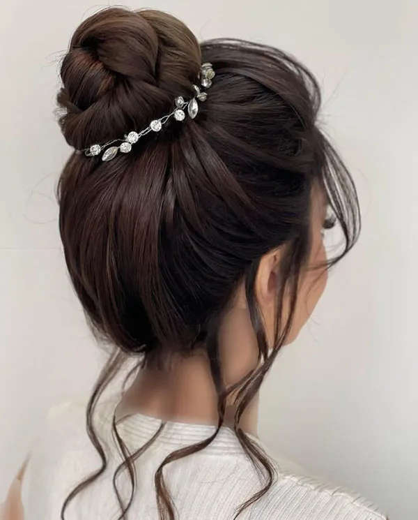 Sloppy high chignon model 7