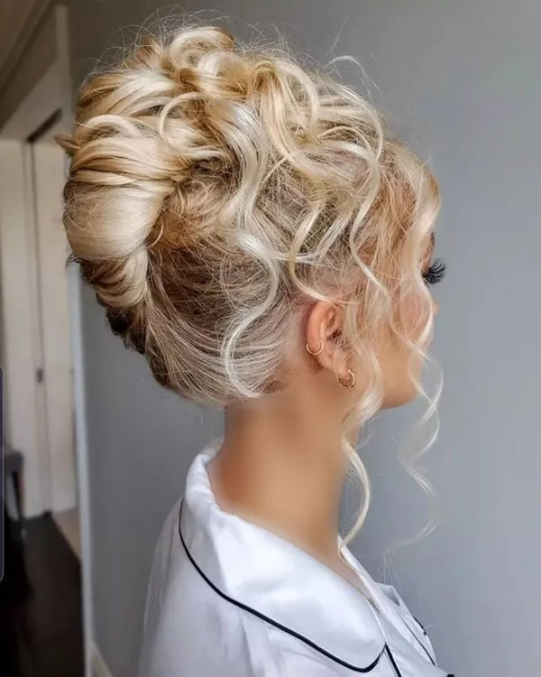 Sloppy high chignon model 9