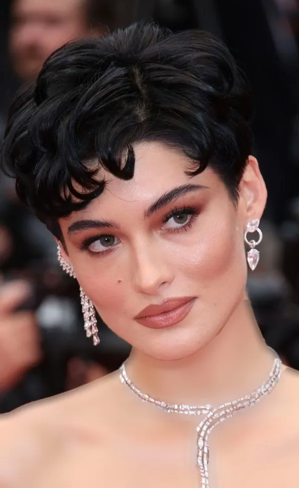The best hairstyle for women with long faces 28
