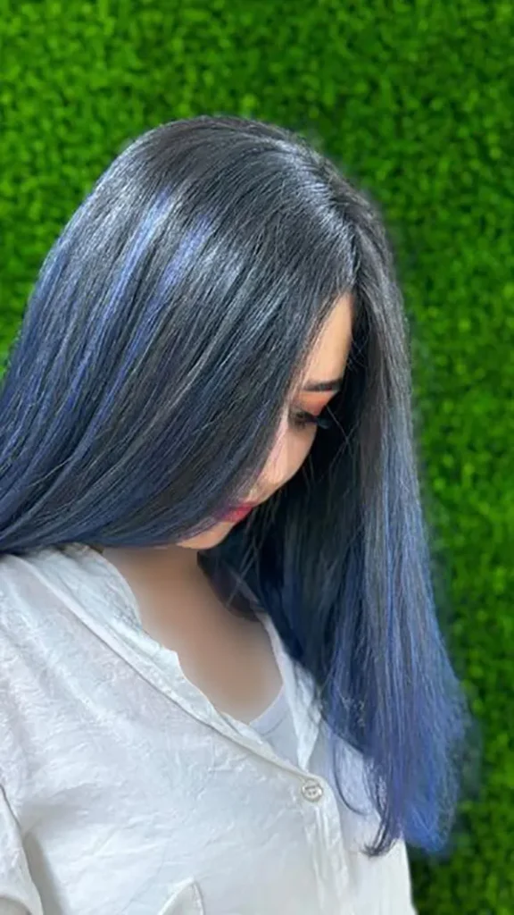 انواع رنگ مو آبی 2025؛ از کاربنی لاکچری تا پاستلی فانتزی💙 28 Types of blue hair color 24