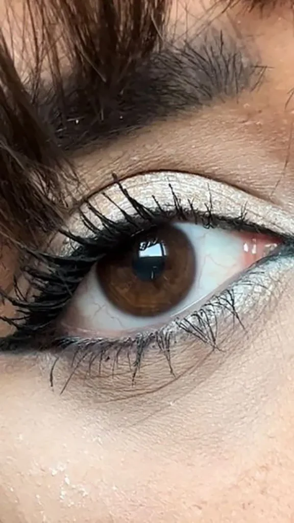 White eye shadow 1
