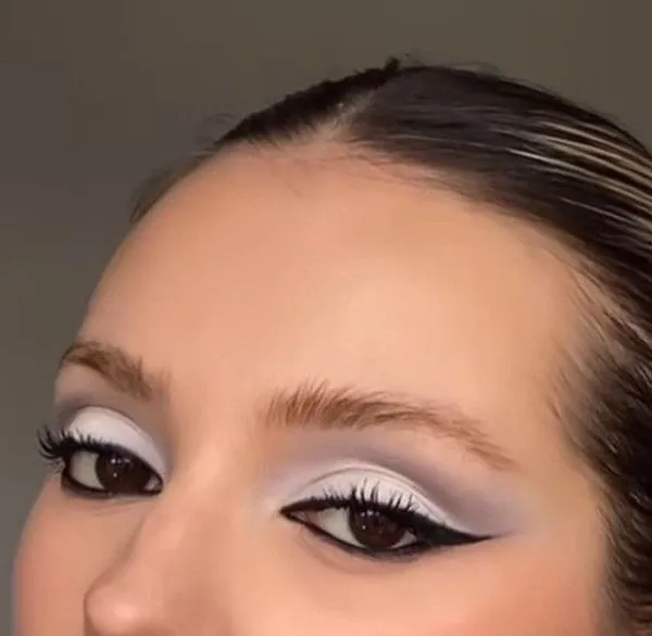 White eye shadow 18