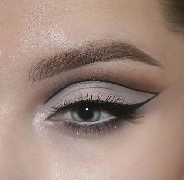 White eye shadow 27