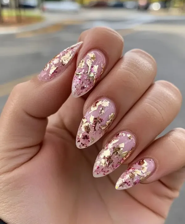 35 ایده کیوت دیزاین ناخن با ورق طلا؛ راهنمای کامل اجرای لاکچریترین ترند امسال ✨ 5 gold foil nail design diakoland 1
