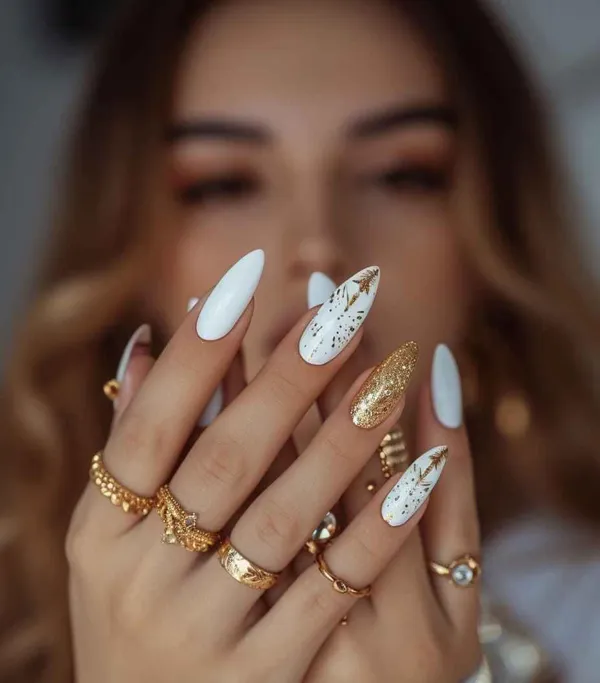 35 ایده کیوت دیزاین ناخن با ورق طلا؛ راهنمای کامل اجرای لاکچریترین ترند امسال ✨ 14 gold foil nail design diakoland 11