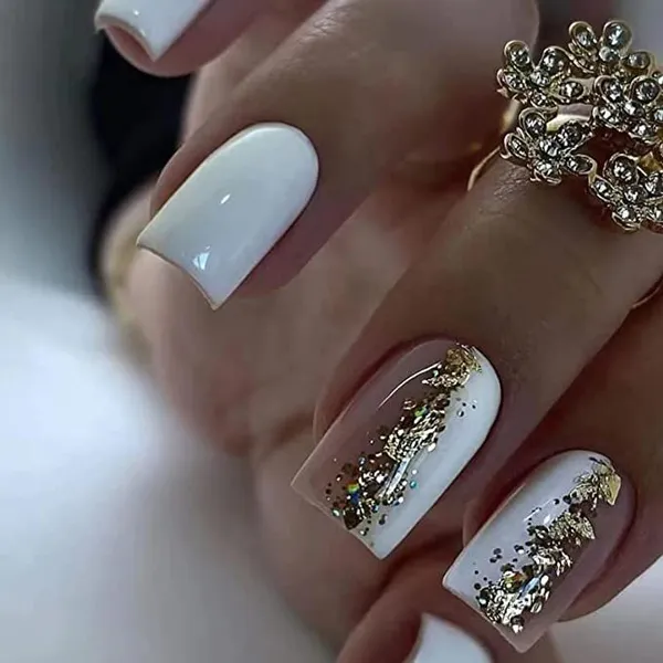 35 ایده کیوت دیزاین ناخن با ورق طلا؛ راهنمای کامل اجرای لاکچریترین ترند امسال ✨ 13 gold foil nail design diakoland 12