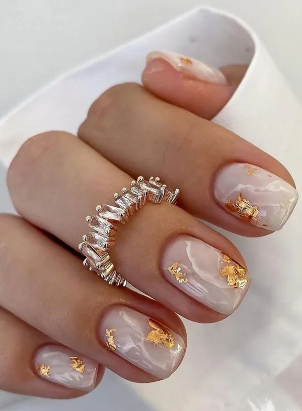 35 ایده کیوت دیزاین ناخن با ورق طلا؛ راهنمای کامل اجرای لاکچریترین ترند امسال ✨ 16 gold foil nail design diakoland 13