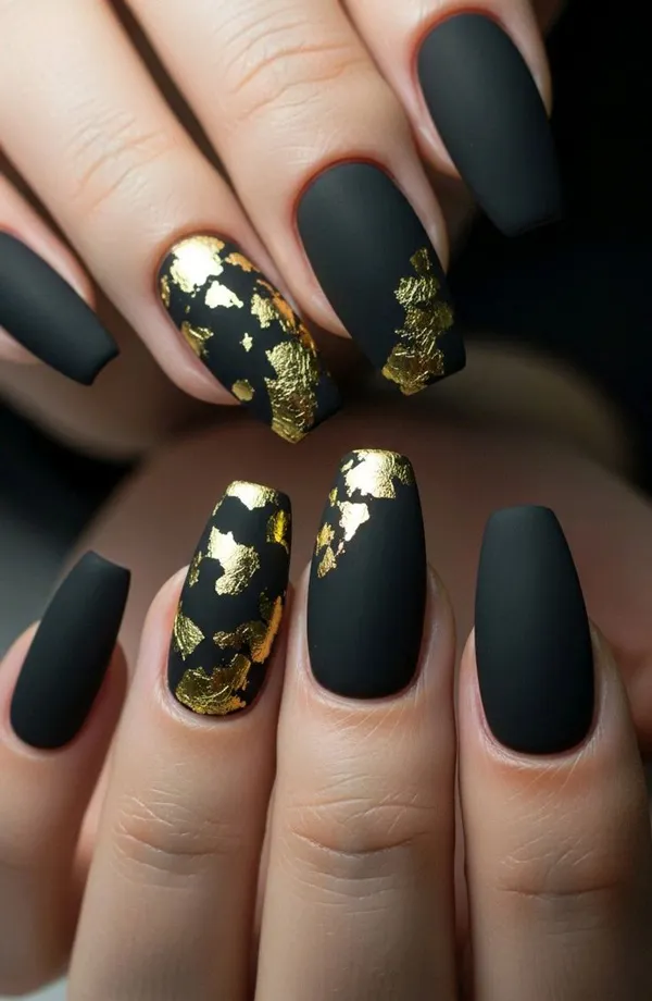 35 ایده کیوت دیزاین ناخن با ورق طلا؛ راهنمای کامل اجرای لاکچریترین ترند امسال ✨ 15 gold foil nail design diakoland 14