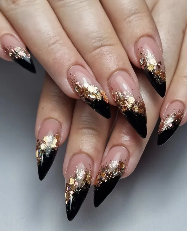 35 ایده کیوت دیزاین ناخن با ورق طلا؛ راهنمای کامل اجرای لاکچریترین ترند امسال ✨ 18 gold foil nail design diakoland 15