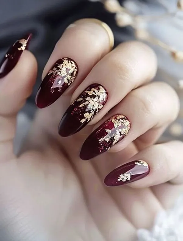 35 ایده کیوت دیزاین ناخن با ورق طلا؛ راهنمای کامل اجرای لاکچریترین ترند امسال ✨ 17 gold foil nail design diakoland 16