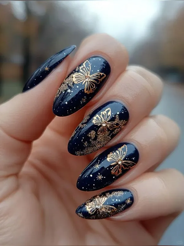 35 ایده کیوت دیزاین ناخن با ورق طلا؛ راهنمای کامل اجرای لاکچریترین ترند امسال ✨ 20 gold foil nail design diakoland 17