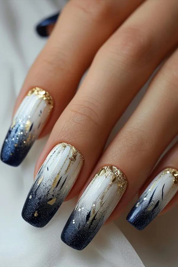 35 ایده کیوت دیزاین ناخن با ورق طلا؛ راهنمای کامل اجرای لاکچریترین ترند امسال ✨ 22 gold foil nail design diakoland 19