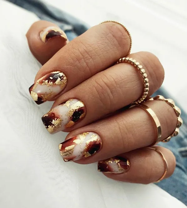 35 ایده کیوت دیزاین ناخن با ورق طلا؛ راهنمای کامل اجرای لاکچریترین ترند امسال ✨ 6 gold foil nail design diakoland 2