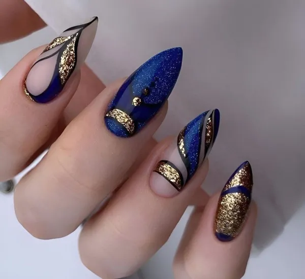 35 ایده کیوت دیزاین ناخن با ورق طلا؛ راهنمای کامل اجرای لاکچریترین ترند امسال ✨ 21 gold foil nail design diakoland 20