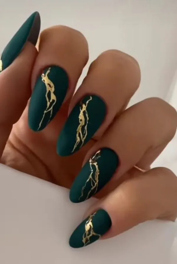 35 ایده کیوت دیزاین ناخن با ورق طلا؛ راهنمای کامل اجرای لاکچریترین ترند امسال ✨ 36 gold foil nail design diakoland 21