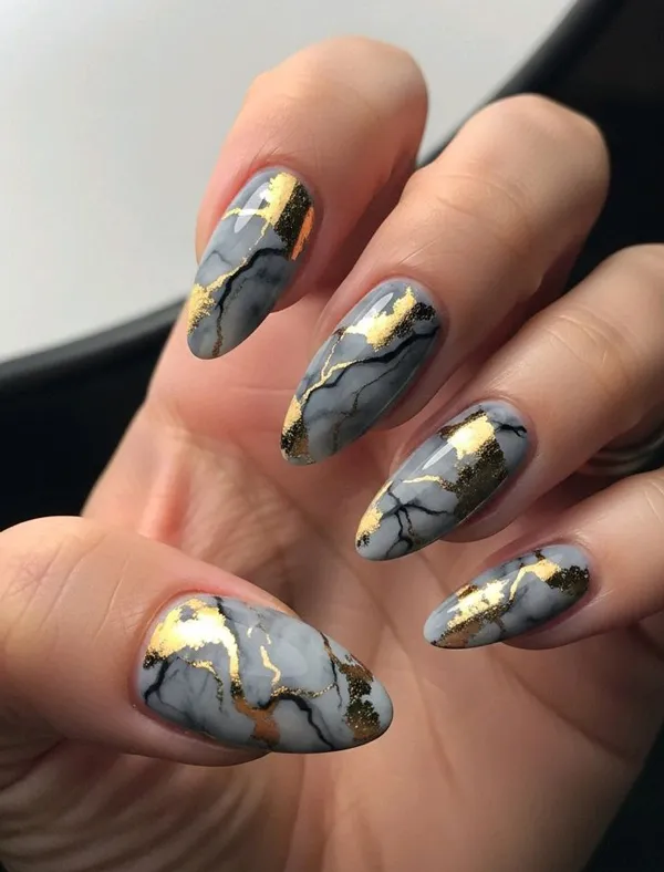 35 ایده کیوت دیزاین ناخن با ورق طلا؛ راهنمای کامل اجرای لاکچریترین ترند امسال ✨ 23 gold foil nail design diakoland 22