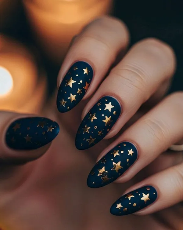 35 ایده کیوت دیزاین ناخن با ورق طلا؛ راهنمای کامل اجرای لاکچریترین ترند امسال ✨ 24 gold foil nail design diakoland 23