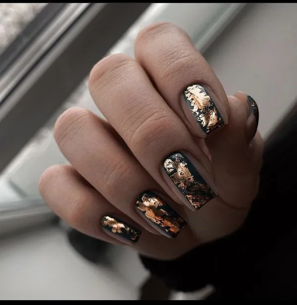 35 ایده کیوت دیزاین ناخن با ورق طلا؛ راهنمای کامل اجرای لاکچریترین ترند امسال ✨ 26 gold foil nail design diakoland 25