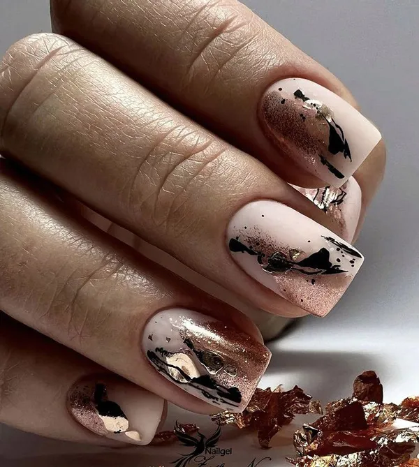 35 ایده کیوت دیزاین ناخن با ورق طلا؛ راهنمای کامل اجرای لاکچریترین ترند امسال ✨ 25 gold foil nail design diakoland 26