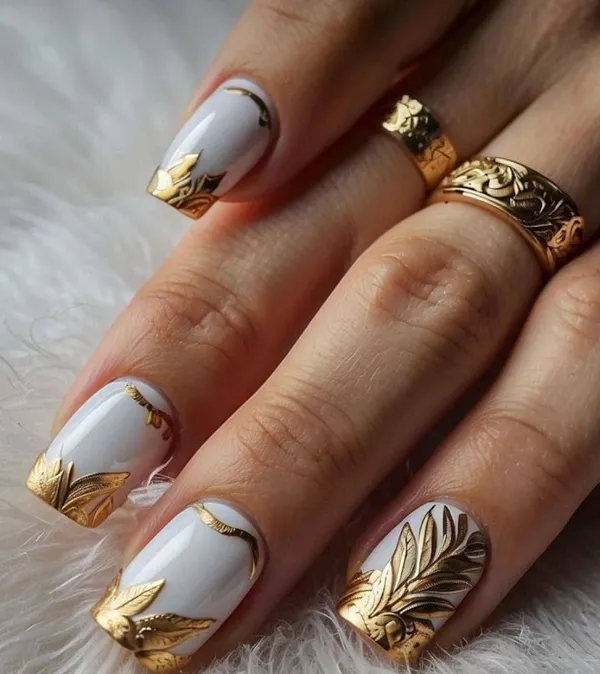 35 ایده کیوت دیزاین ناخن با ورق طلا؛ راهنمای کامل اجرای لاکچریترین ترند امسال ✨ 34 gold foil nail design diakoland 27