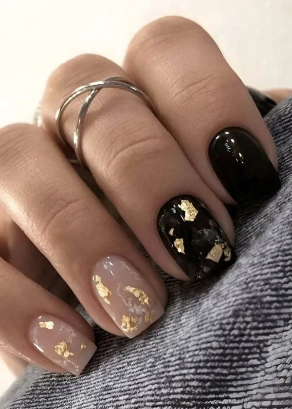 35 ایده کیوت دیزاین ناخن با ورق طلا؛ راهنمای کامل اجرای لاکچریترین ترند امسال ✨ 27 gold foil nail design diakoland 28