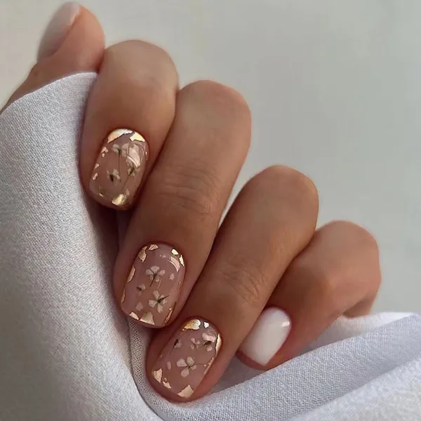 35 ایده کیوت دیزاین ناخن با ورق طلا؛ راهنمای کامل اجرای لاکچریترین ترند امسال ✨ 4 gold foil nail design diakoland 3