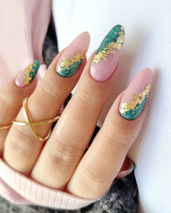 35 ایده کیوت دیزاین ناخن با ورق طلا؛ راهنمای کامل اجرای لاکچریترین ترند امسال ✨ 30 gold foil nail design diakoland 31