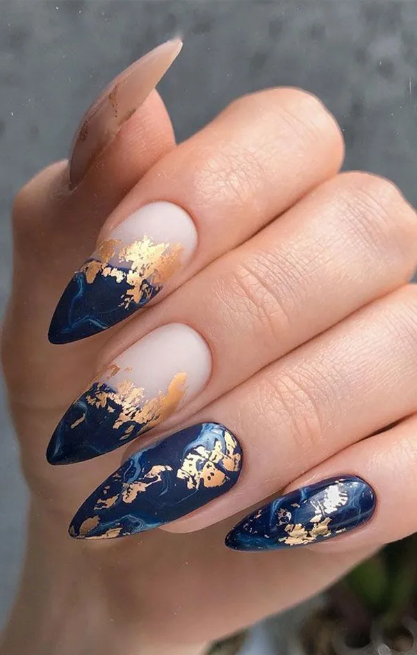 35 ایده کیوت دیزاین ناخن با ورق طلا؛ راهنمای کامل اجرای لاکچریترین ترند امسال ✨ 31 gold foil nail design diakoland 32