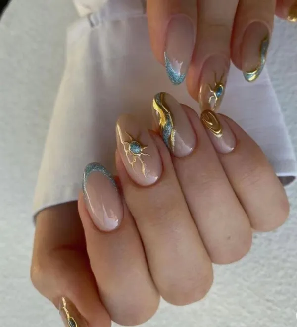35 ایده کیوت دیزاین ناخن با ورق طلا؛ راهنمای کامل اجرای لاکچریترین ترند امسال ✨ 32 gold foil nail design diakoland 33