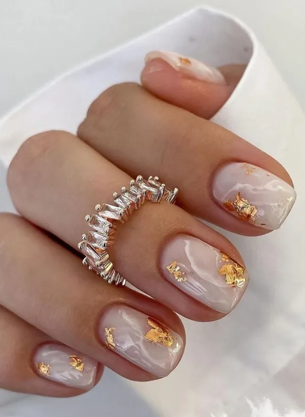 35 ایده کیوت دیزاین ناخن با ورق طلا؛ راهنمای کامل اجرای لاکچریترین ترند امسال ✨ 33 gold foil nail design diakoland 34