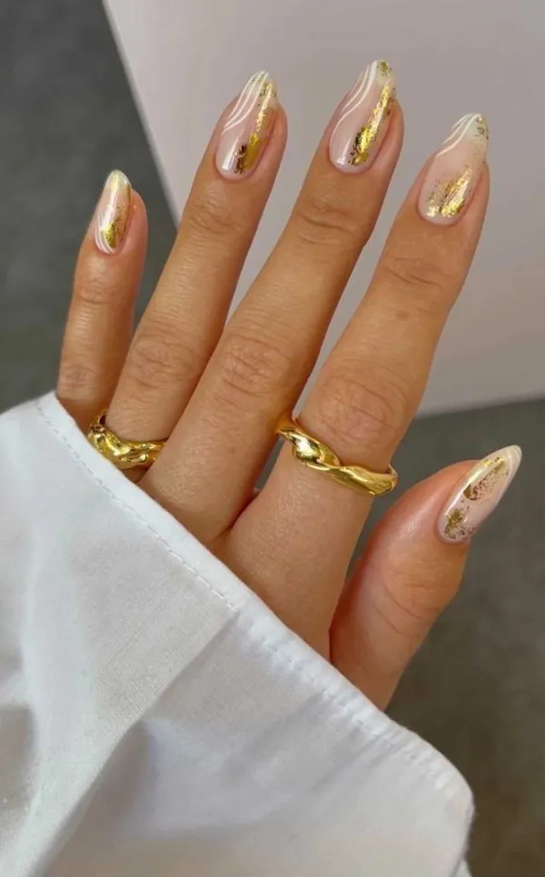 35 ایده کیوت دیزاین ناخن با ورق طلا؛ راهنمای کامل اجرای لاکچریترین ترند امسال ✨ 35 gold foil nail design diakoland 35