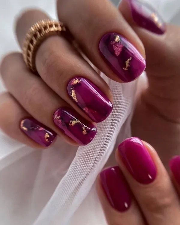 35 ایده کیوت دیزاین ناخن با ورق طلا؛ راهنمای کامل اجرای لاکچریترین ترند امسال ✨ 8 gold foil nail design diakoland 4