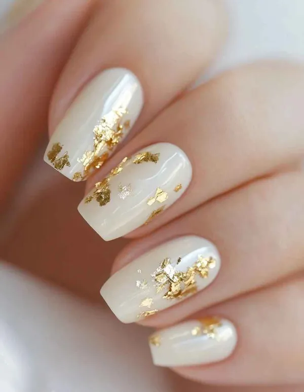 35 ایده کیوت دیزاین ناخن با ورق طلا؛ راهنمای کامل اجرای لاکچریترین ترند امسال ✨ 10 gold foil nail design diakoland 6